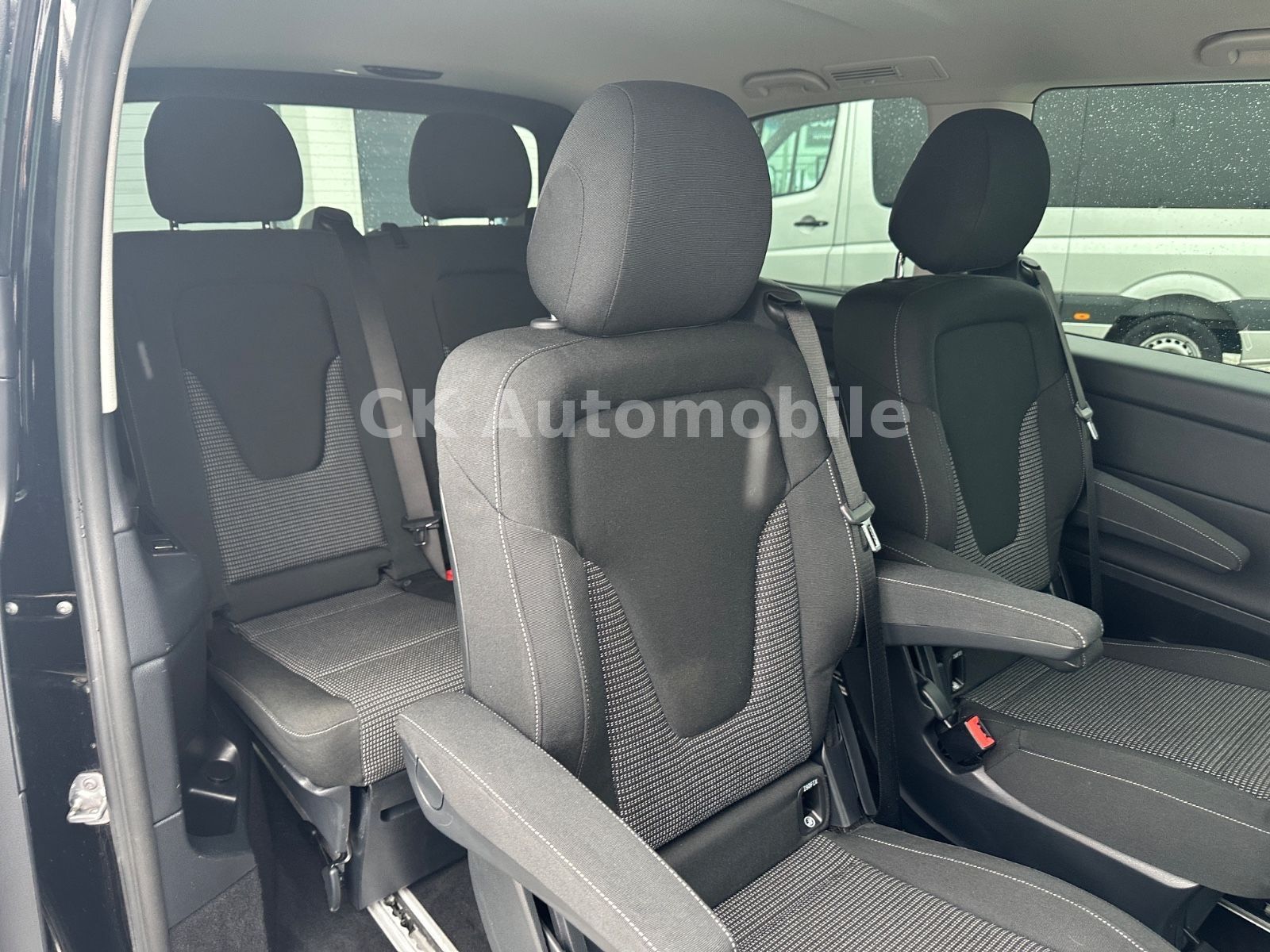 Fahrzeugabbildung Mercedes-Benz V 300d EDITION Kompakt/7 Sitze/Navi/LED/AHK