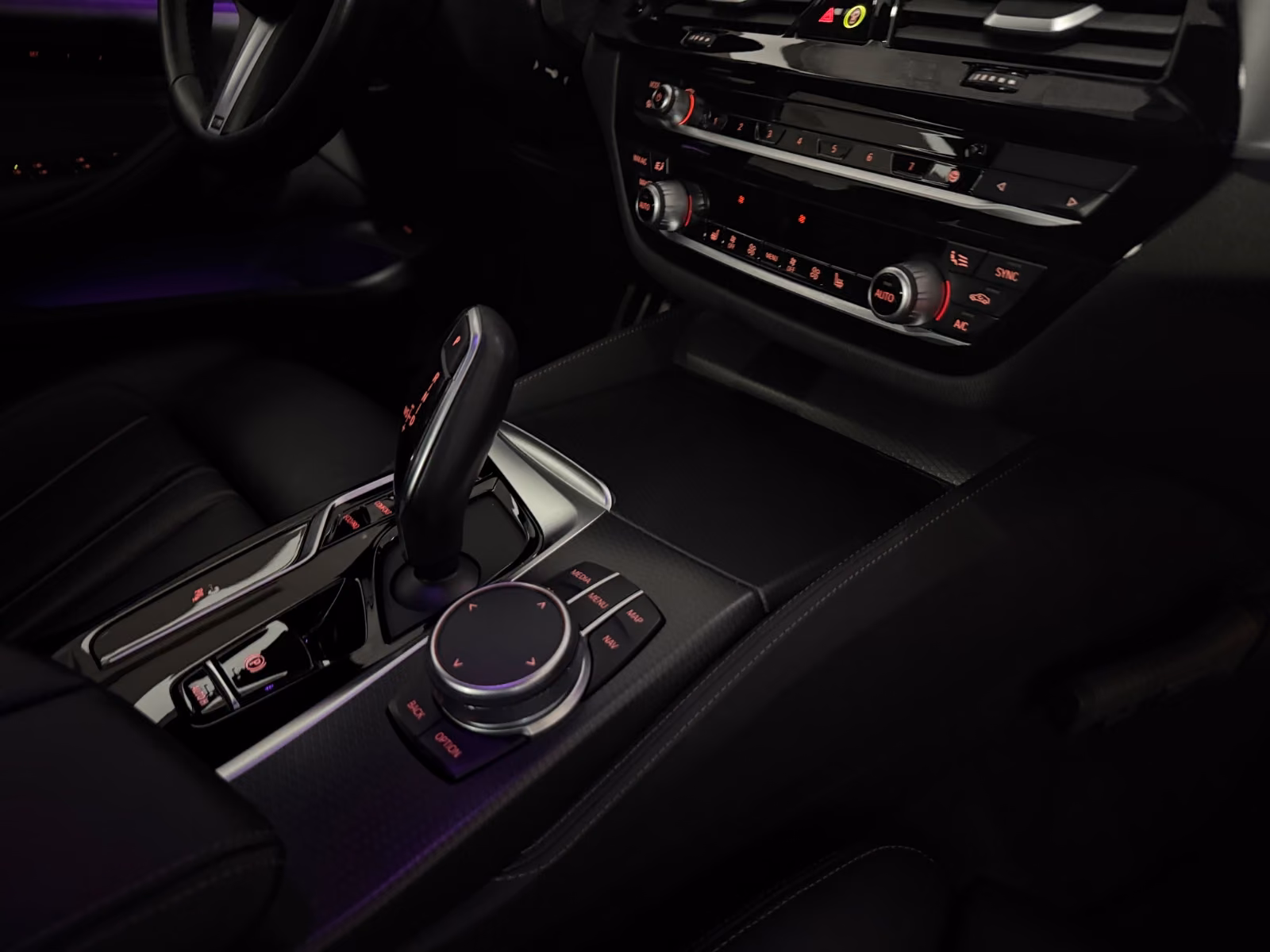 BMW 530i Limousine M Sport AHK Laser Assist 1 Hand