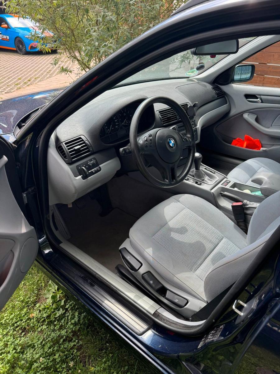 BMW 318 2004 — rear view