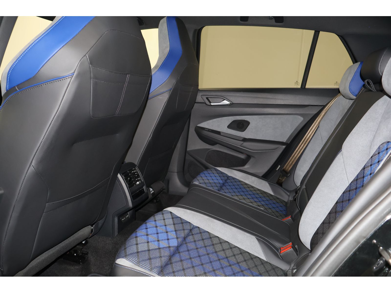 Volkswagen Golf VIII Lim 2.0 TSI 4Motion R-Kamera Pano SH foto 19