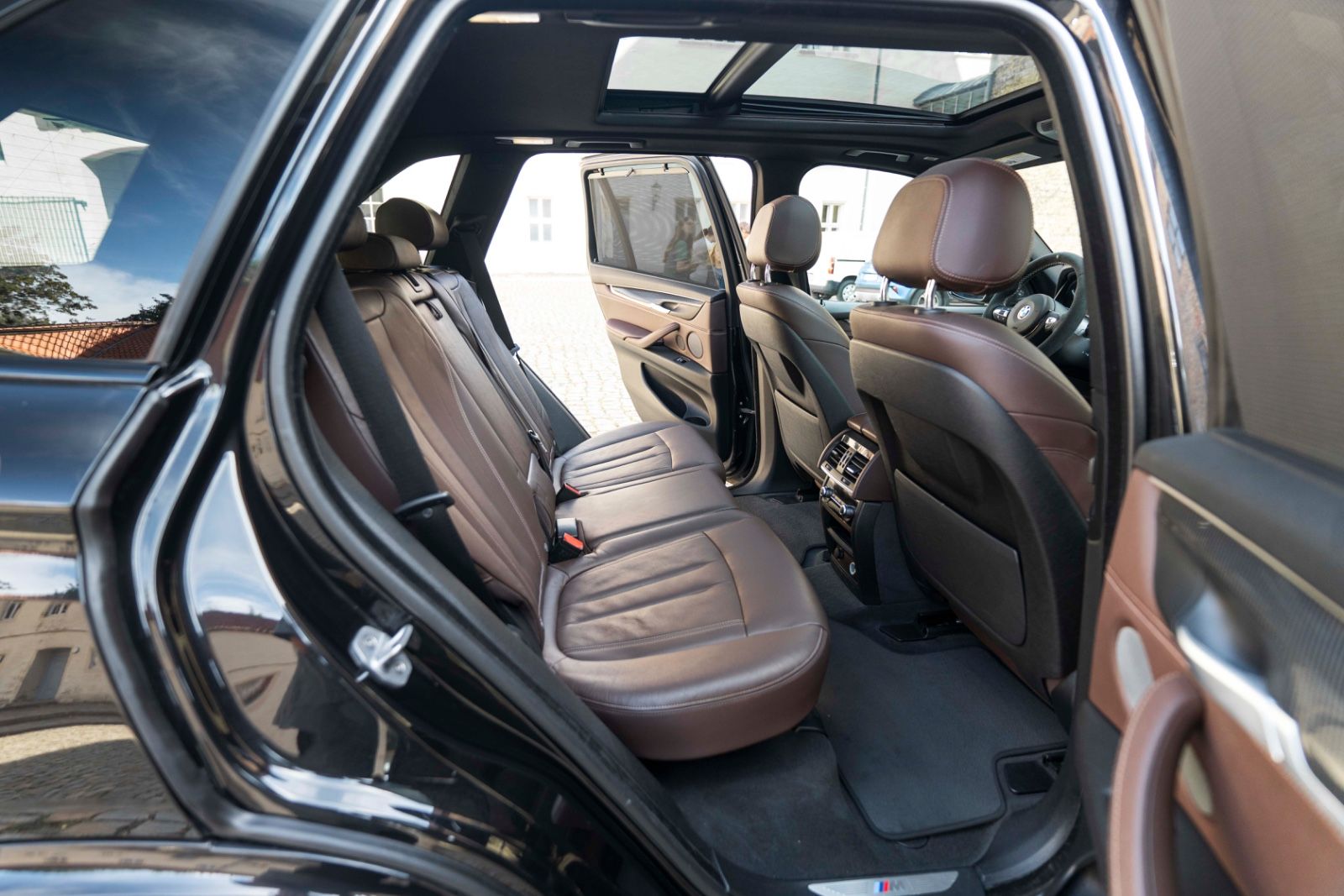 Fahrzeugabbildung BMW X5 xDrive50i M-SPORTPAKET HUD H&K CARPLAY 360°