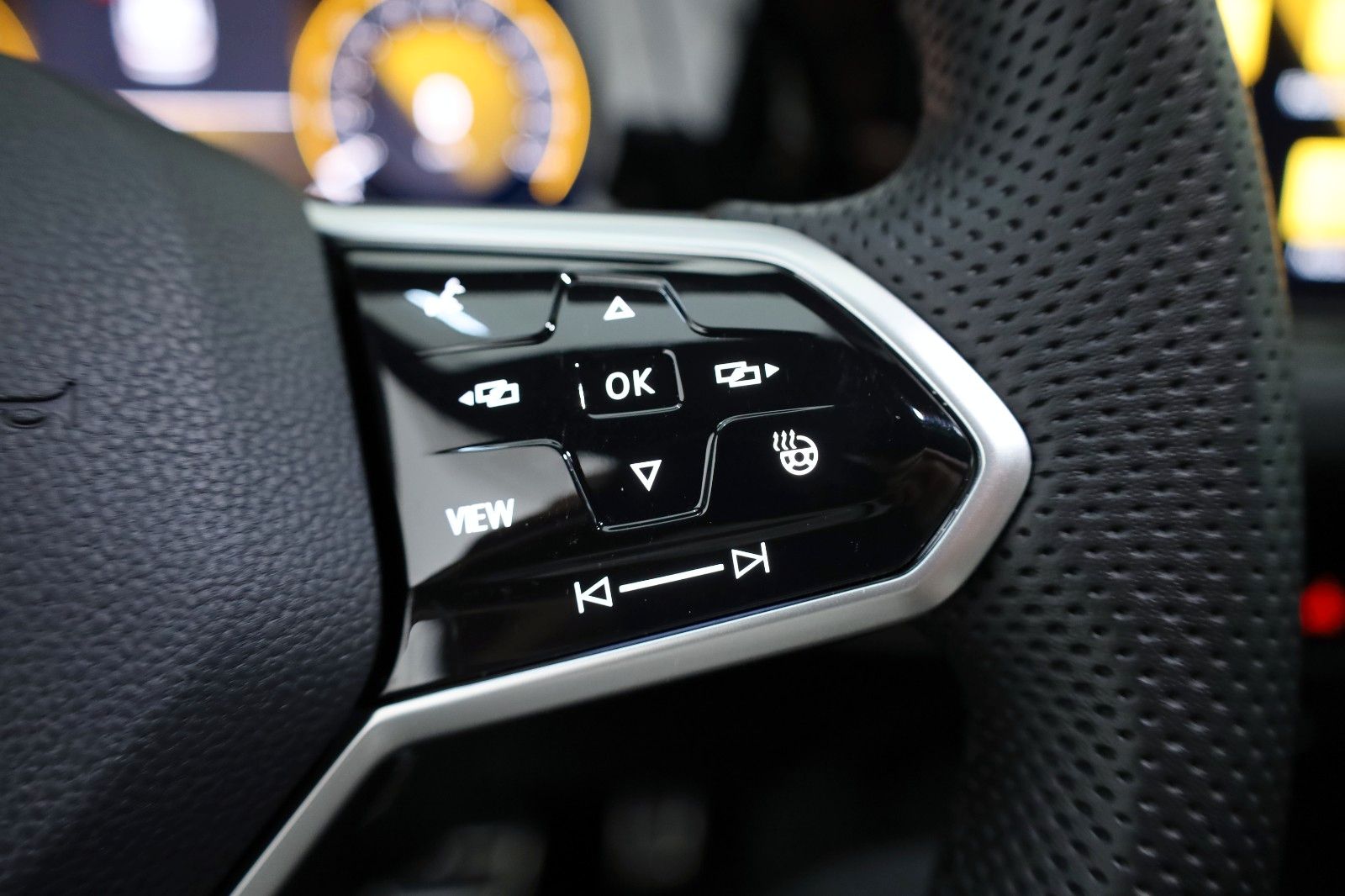 Fahrzeugabbildung Volkswagen Golf VIII Variant R-Line eTSI Navi,LED,ACC,AHK