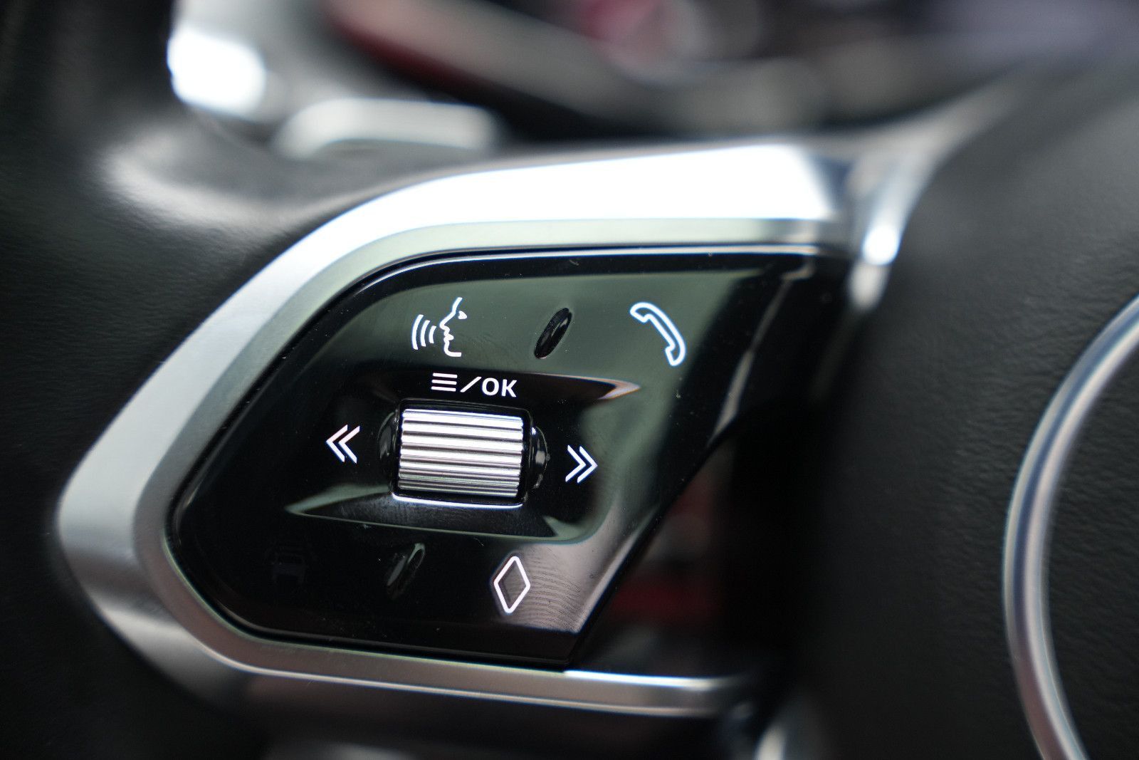 Fahrzeugabbildung Jaguar F-Pace F-PACE SVR /PANO/MERIDIAN/HUD/360°KAM/MEM