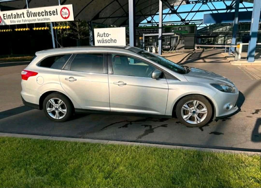 Ford Focus 2012 — interior