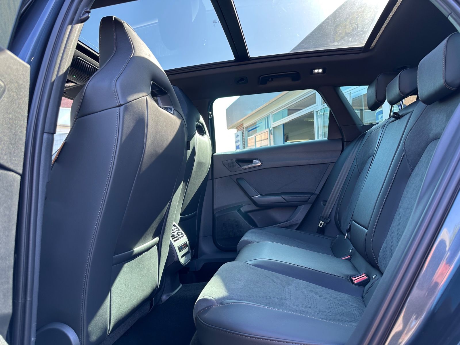 Fahrzeugabbildung CUPRA Leon ST 2.0 TSI 4Drive VZ Pano/AHK/Navi/ACC