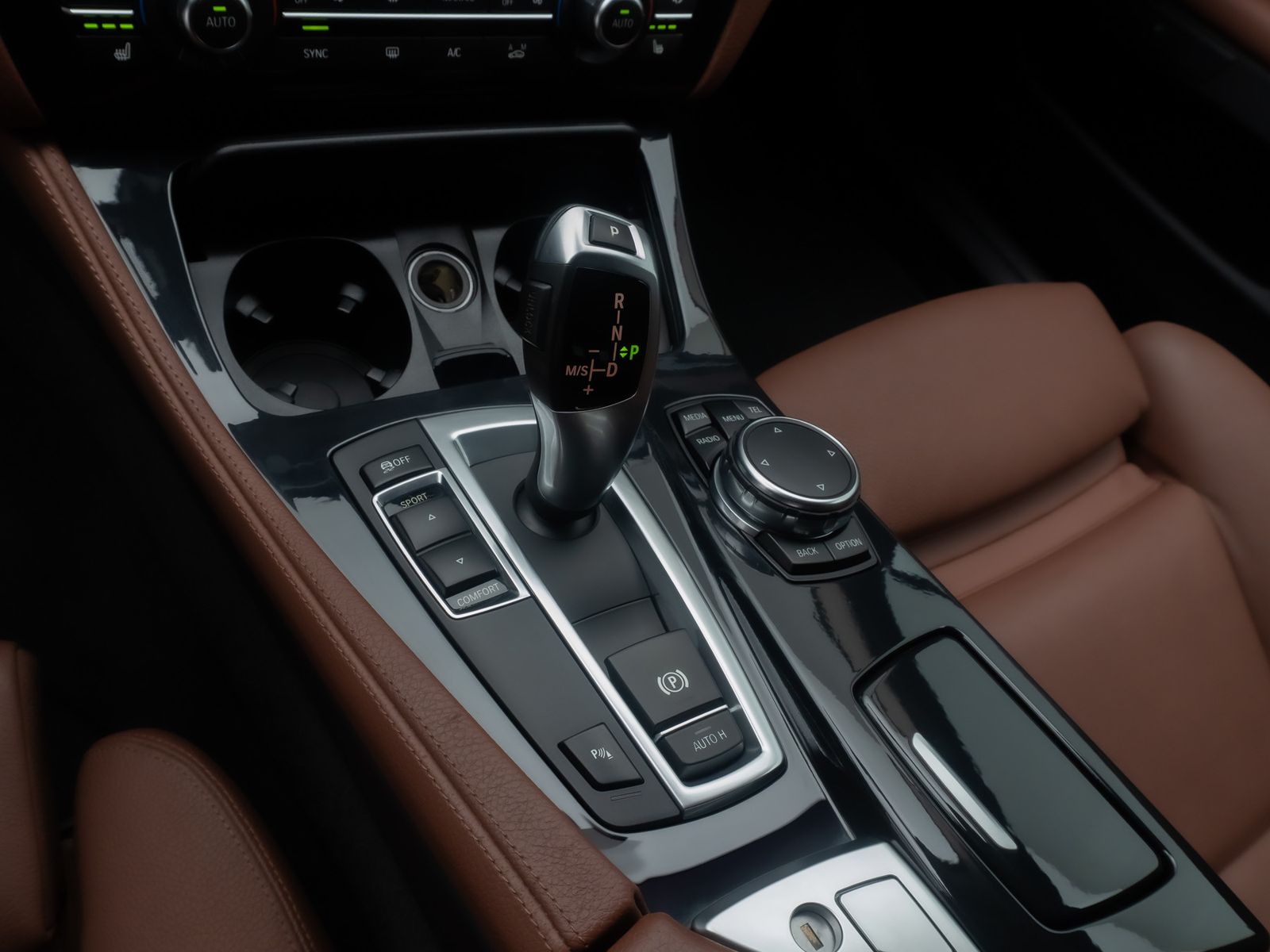 Fahrzeugabbildung BMW 520d HUD Alarm Komfortsitze SoftClose AHK Sport