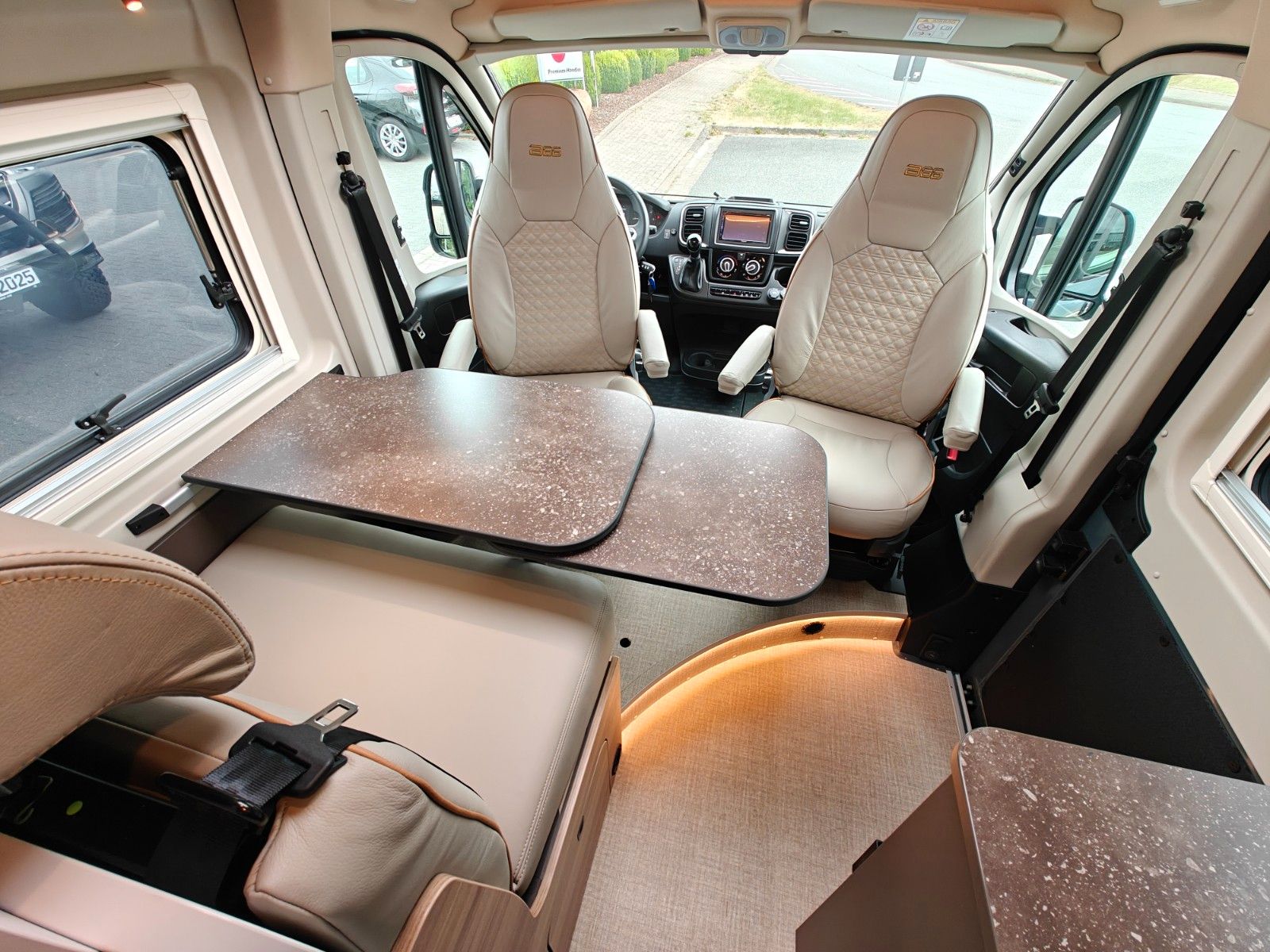 Fahrzeugabbildung Bürstner Campeo C 600 B66 - Lithium, Solar, AHK, Leder -