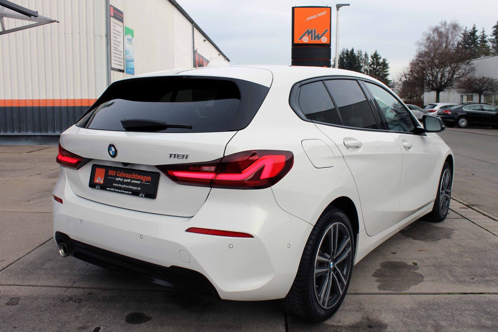 Fahrzeugabbildung BMW 118i Sport-Line Steptr. ACC HUD KAM LED SHZ NAV