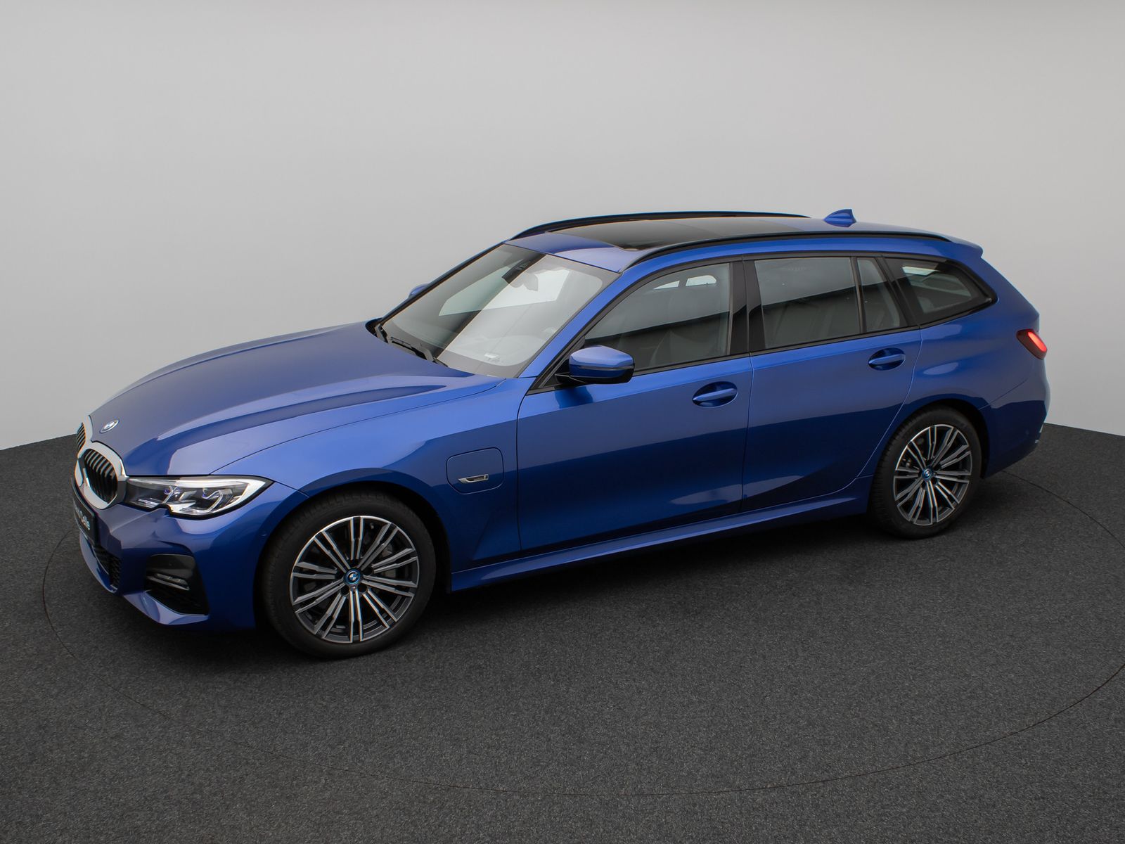 Fahrzeugabbildung BMW 330e  M Sport Panorama Laser Kamera HUD HiFi