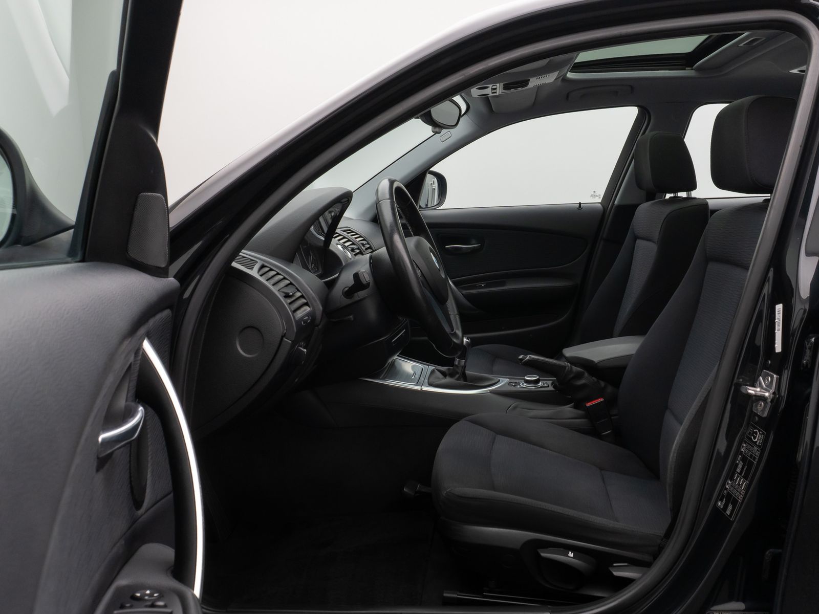 Fahrzeugabbildung BMW 118d Glasdach Navi Sitzhzg Xenon PDC 8Fach