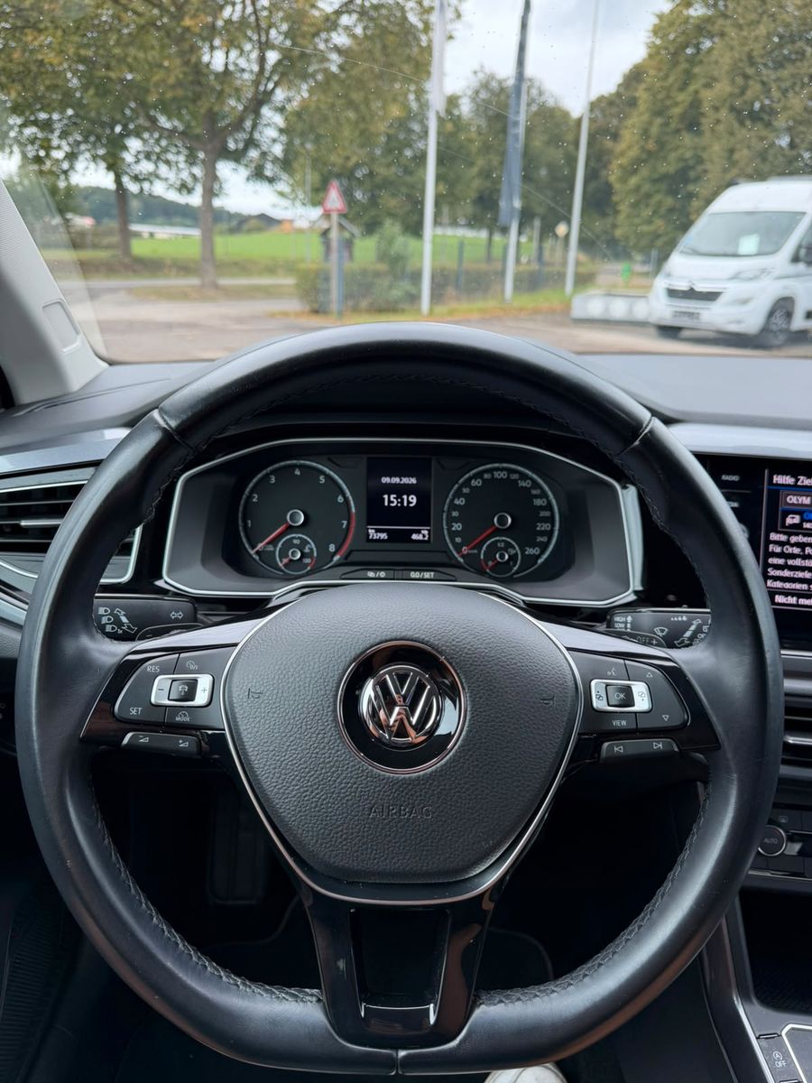 Fahrzeugabbildung Volkswagen Polo VI Highline Automatik Sitzhzg Abstand uvm.