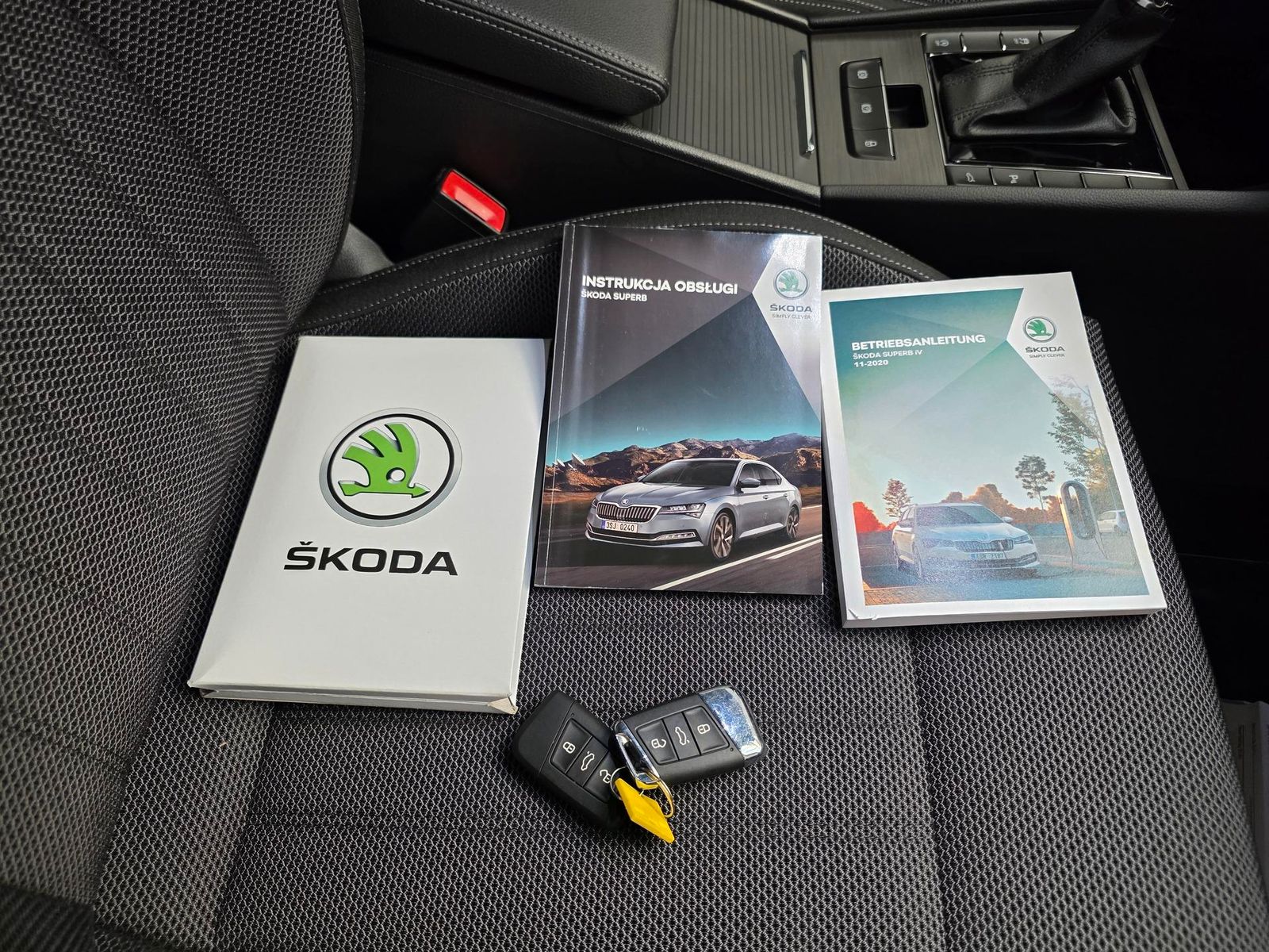Fahrzeugabbildung SKODA Superb Combi 4x4/200 PS/Navi/LED/Keyless/Ahk