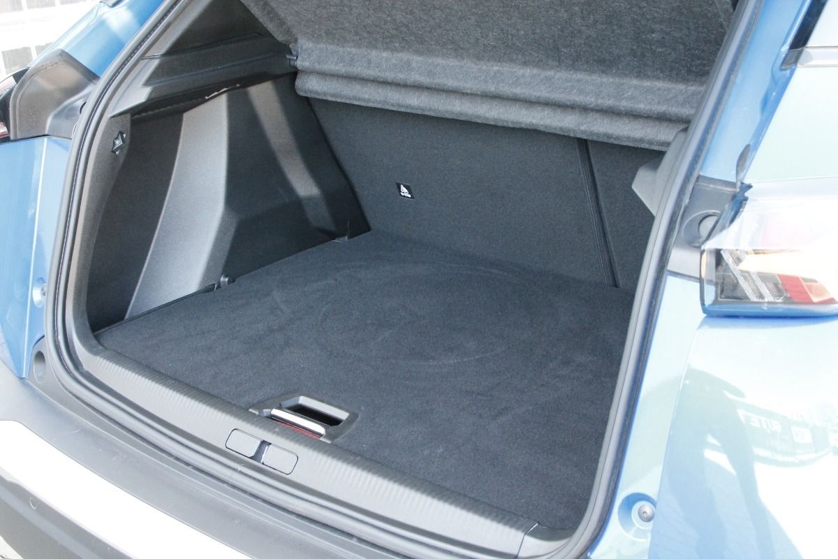 Fahrzeugabbildung Peugeot 2008 E-2008 Allure Pack Elektro / Navi