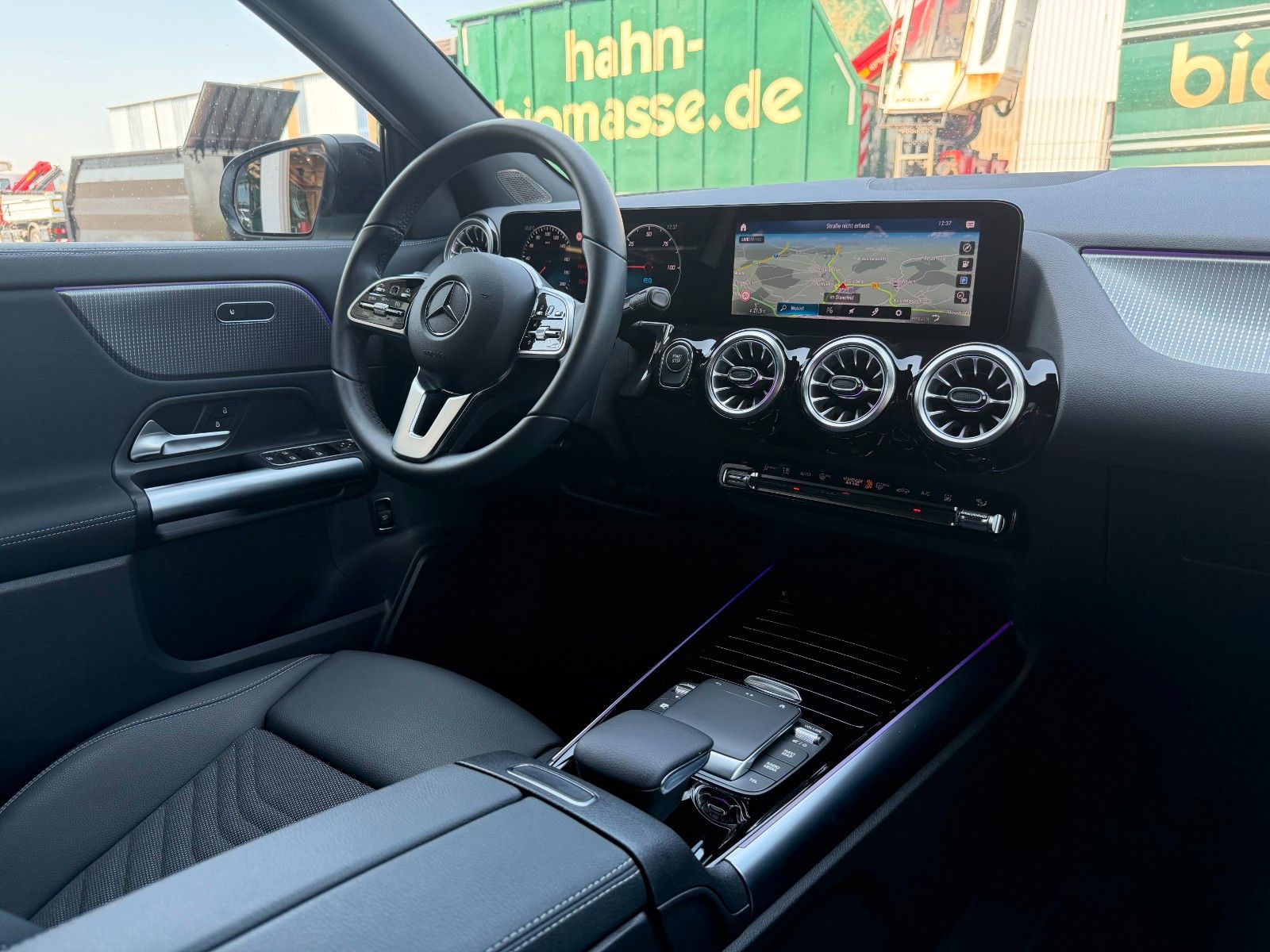Fahrzeugabbildung Mercedes-Benz EQA 300 4M Progressive+19AMG+RKF+TotW+Ambiente+