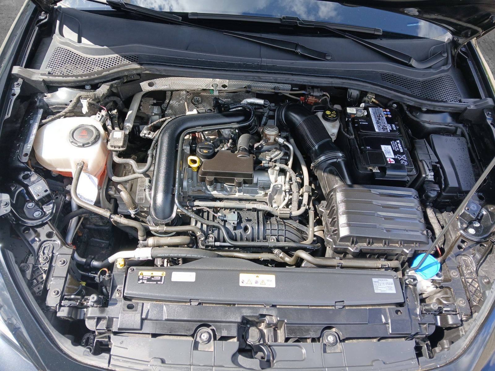 Fahrzeugabbildung SEAT Leon eTSI FR DSG STH LED Navi ACC RFK SH LM