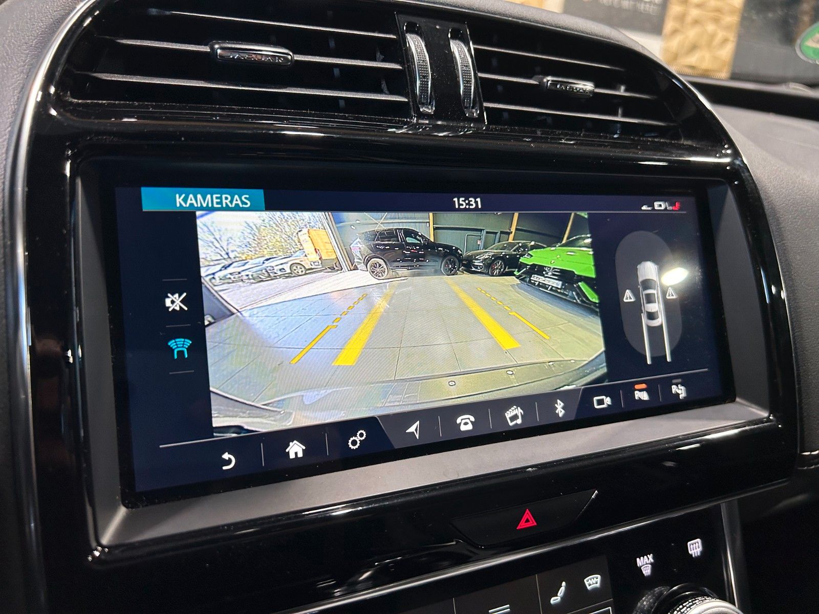 Fahrzeugabbildung Jaguar XE R-Dynamic SE AWD/HEAD-UP/KAMERA/NAVI/APPLE