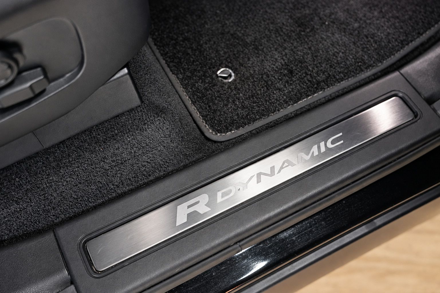 Fahrzeugabbildung Land Rover Discovery R-Dynamic AWD/7-SITZER/360'°Cam/AHK