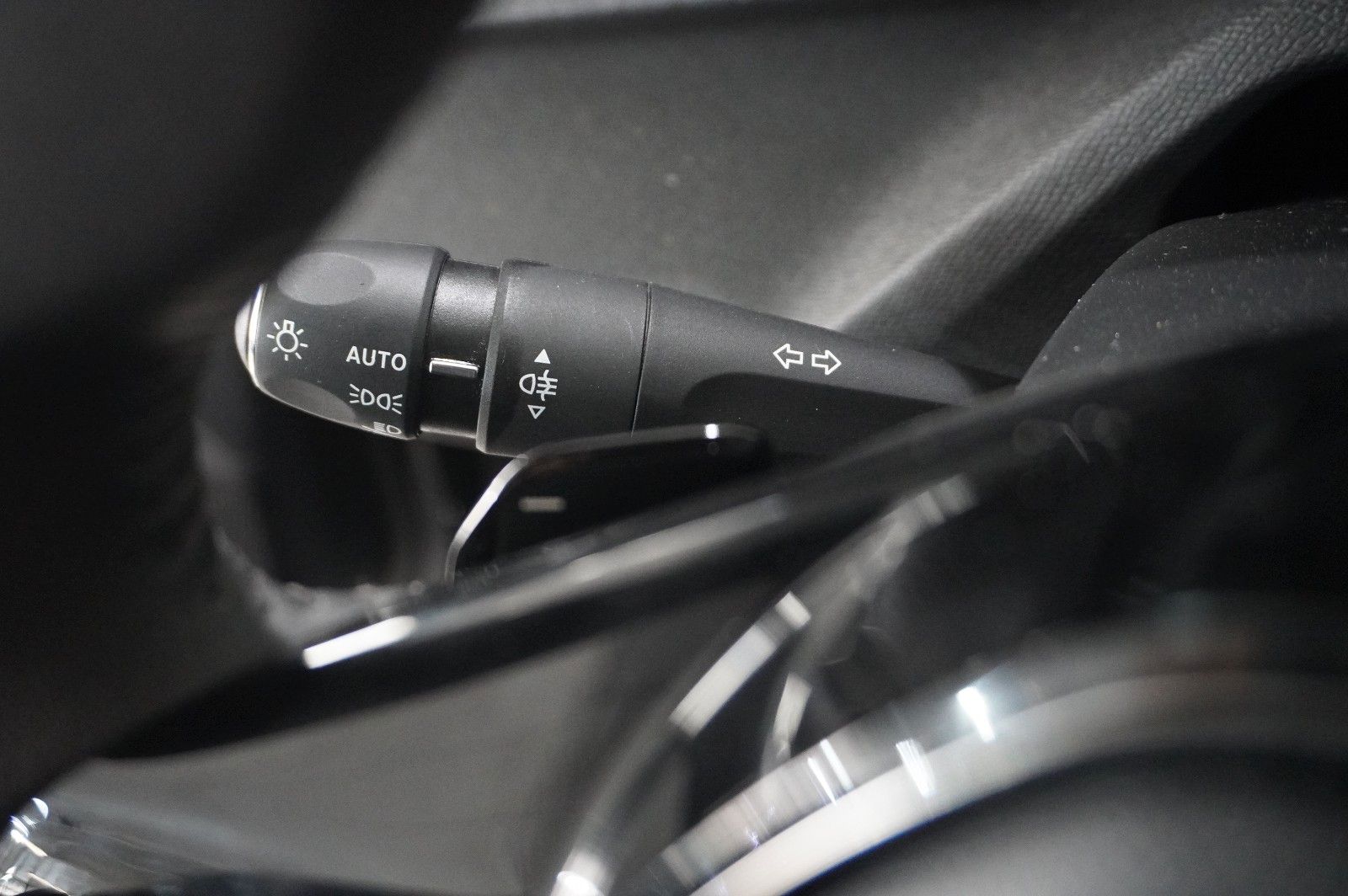 Fahrzeugabbildung Peugeot 308 SW 1.5D ALLURE NAVI/LED/360°/SPORT/SH/VIRT.