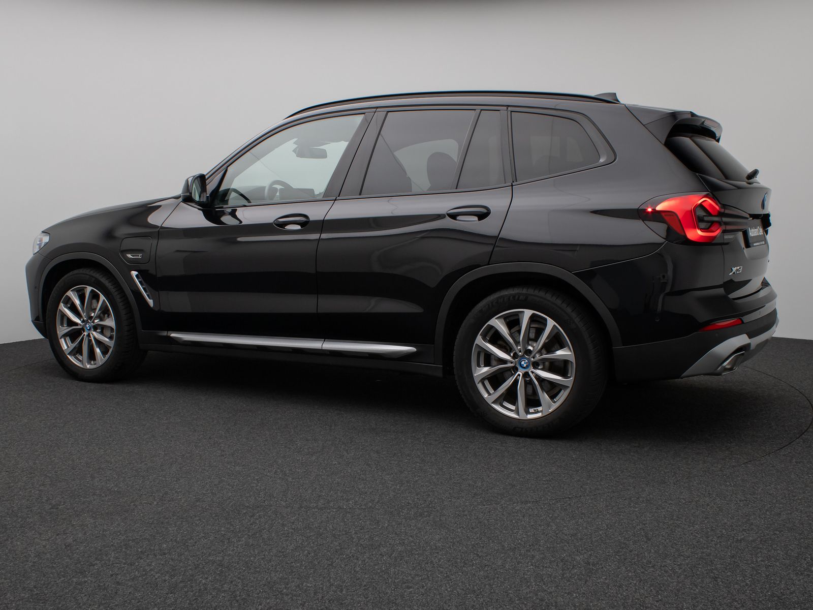 Fahrzeugabbildung BMW X3 xD30e Laser HUD DAB HiFi AHK Komfort 19Zoll