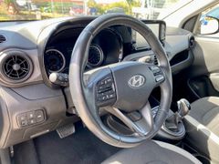 Fahrzeugabbildung Hyundai i10 1.0 Automatik  KLIMA SHZ ALLWETTER ALU PDC