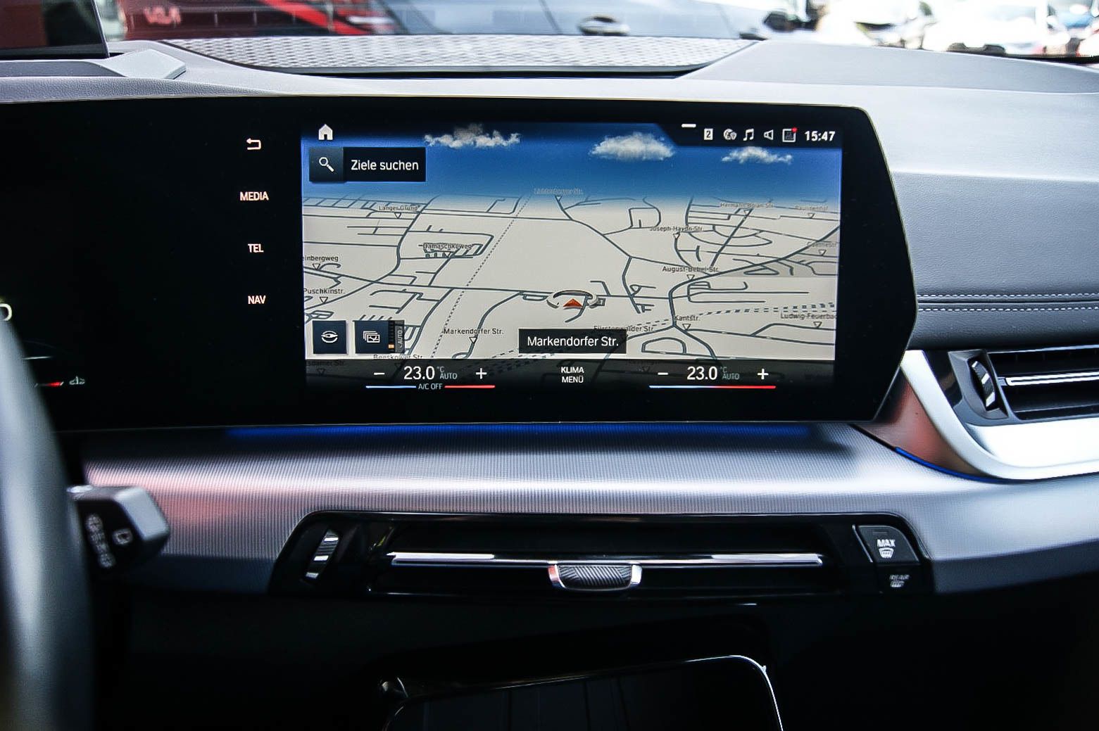 Fahrzeugabbildung BMW 223 Active Tourer i xDrive LEDER HEAD-UP SPORT 4