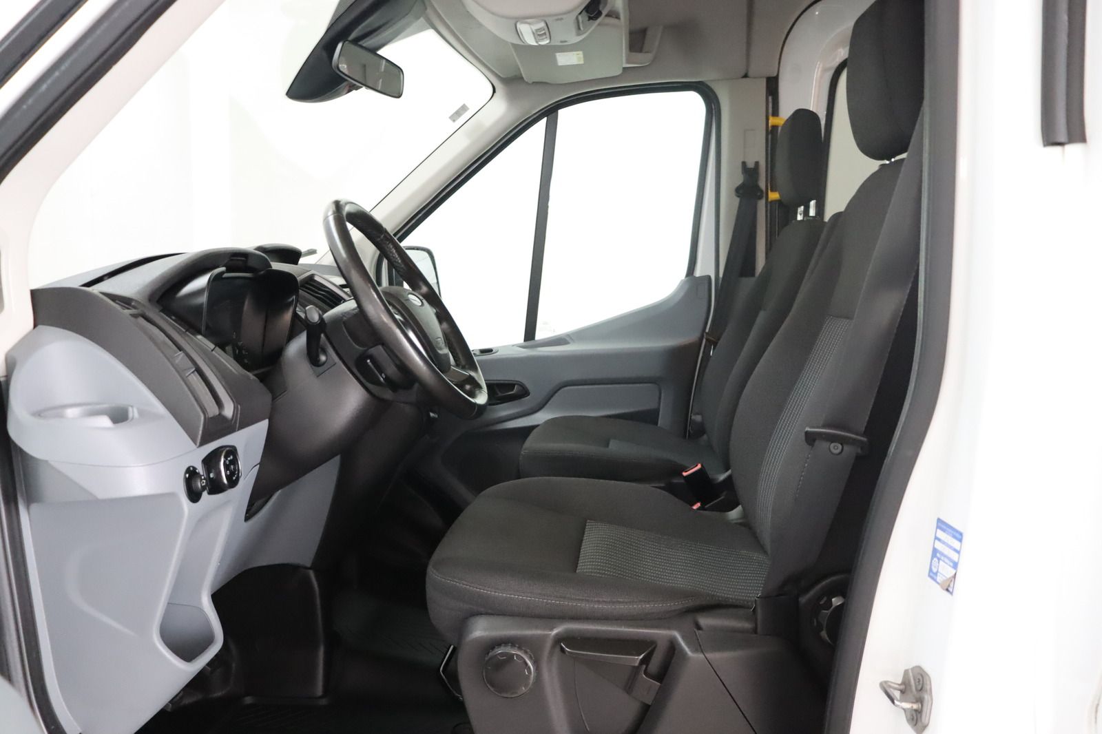 Fahrzeugabbildung Ford Transit 350 L2H2 * Rollstuhlrampe* RFK *