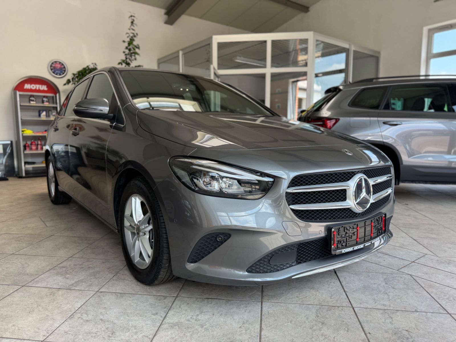 MERCEDES-BENZ B 180