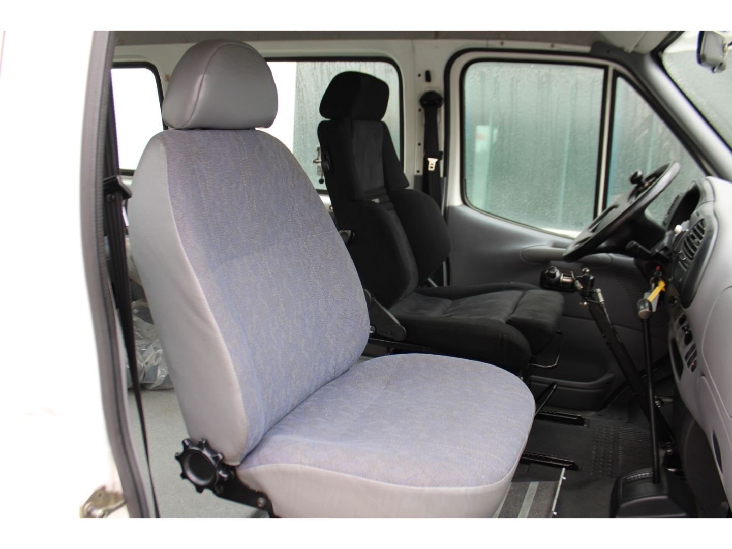 Fahrzeugabbildung Ford Transit Kombi 2.5 FT 100 Behindertengerecht Roll