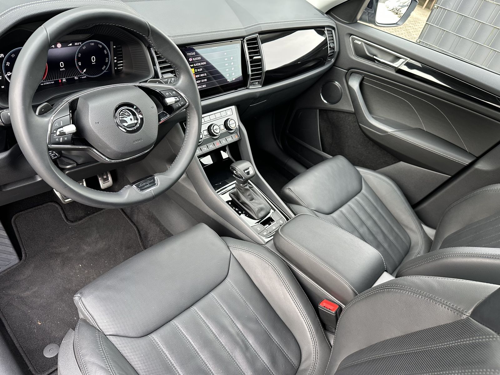 Fahrzeugabbildung SKODA Kodiaq L&K NAV+MATRIX+PANO+ACC+360°+19ZO+CARPLAY