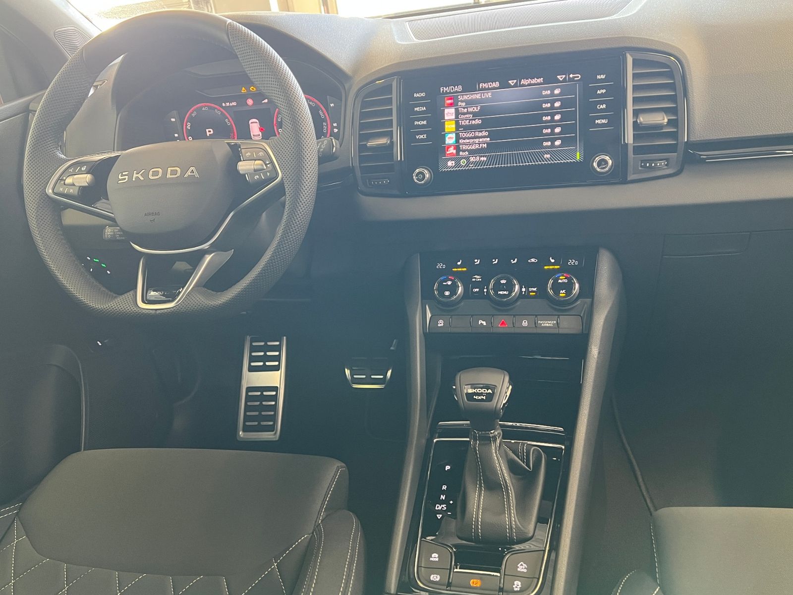 Fahrzeugabbildung SKODA Karoq Sportline 2.0 TSI DSG 4x4 *AHK,CANTON-Soun