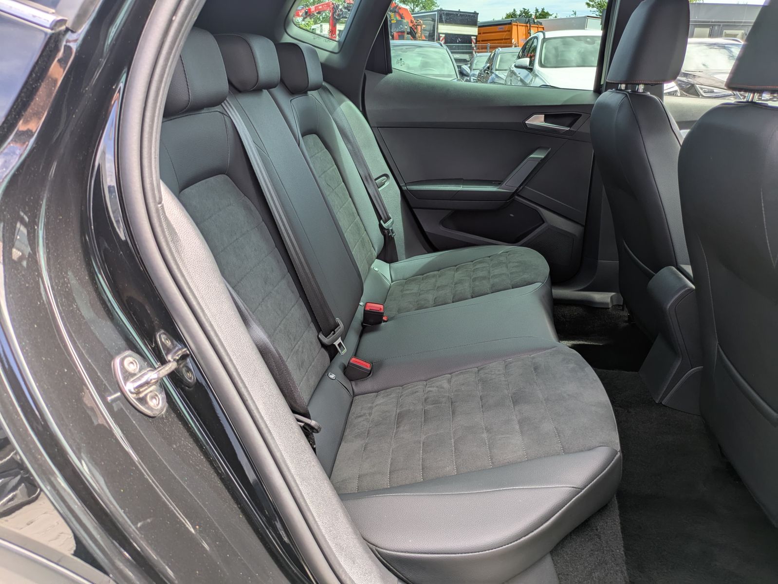 Fahrzeugabbildung SEAT Arona 1.0 TSI FR DSG AHK*ACC*LED*APP*DAB*KAMERA