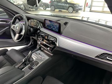 Fahrzeugabbildung BMW 530i M Sport Kamera DAB Alarm HiFi Navi 19"