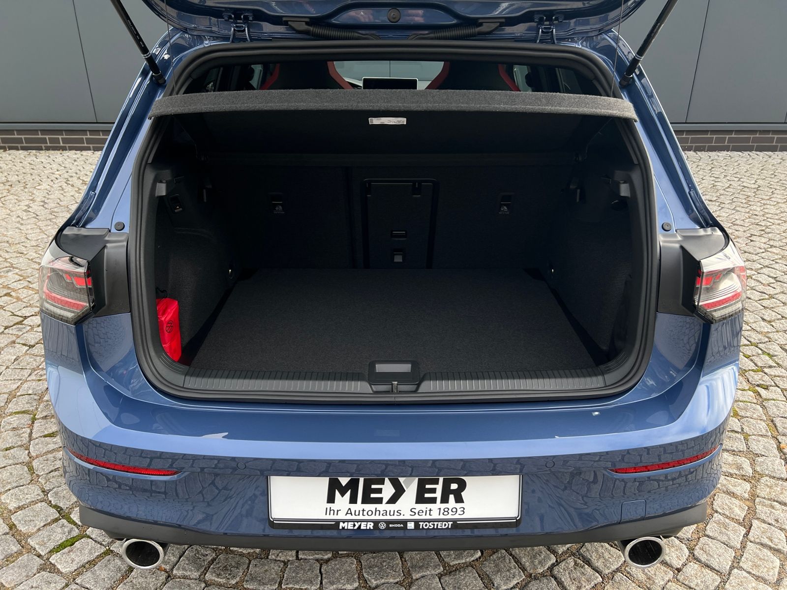 Fahrzeugabbildung Volkswagen Golf VIII GTI 2.0 TSI DSG *AHK, IQ.Light, Black