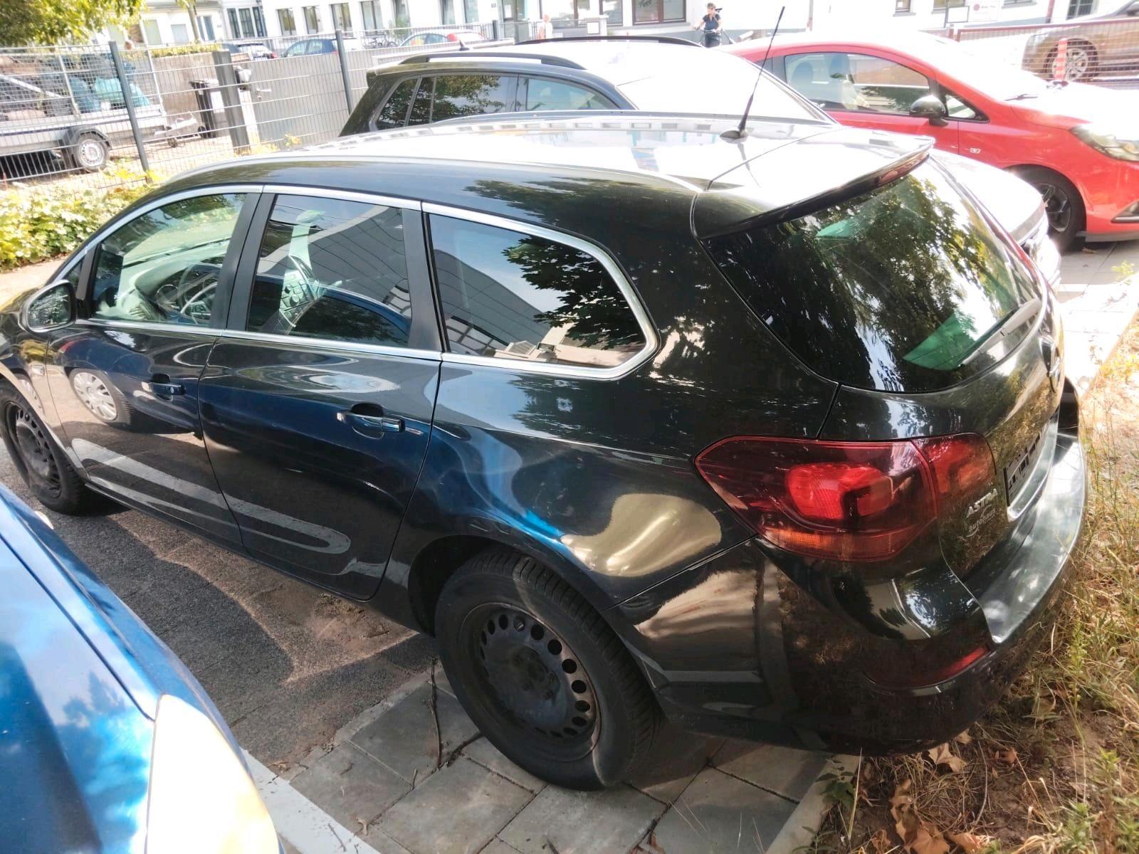 Opel Astra 2011 — photo 5