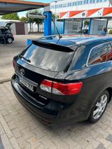 Toyota Avensis Combi 2,2-l-D-4D Comfort Comfort - Toyota Avensis: Co2