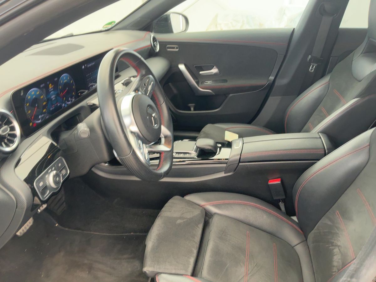 MERCEDES-BENZ CLA 180 -