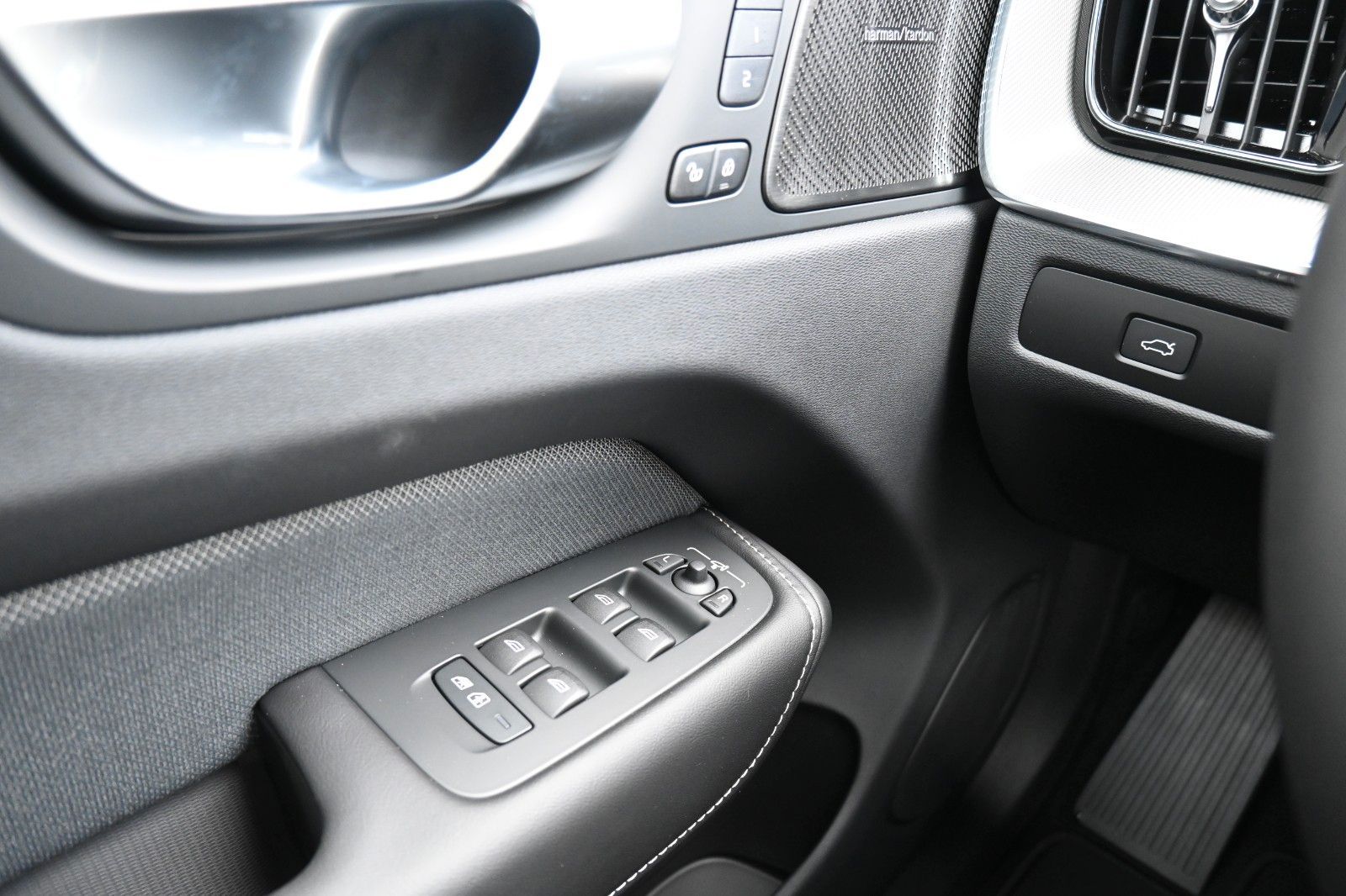 Fahrzeugabbildung Volvo XC60 B5B AWD Ultra Dark*360°*H/K*AHK*HUD*ACC