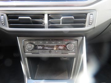 Fotografie 14 des VW Polo VI Highline 1.0 85kw R-Line Paket Pano