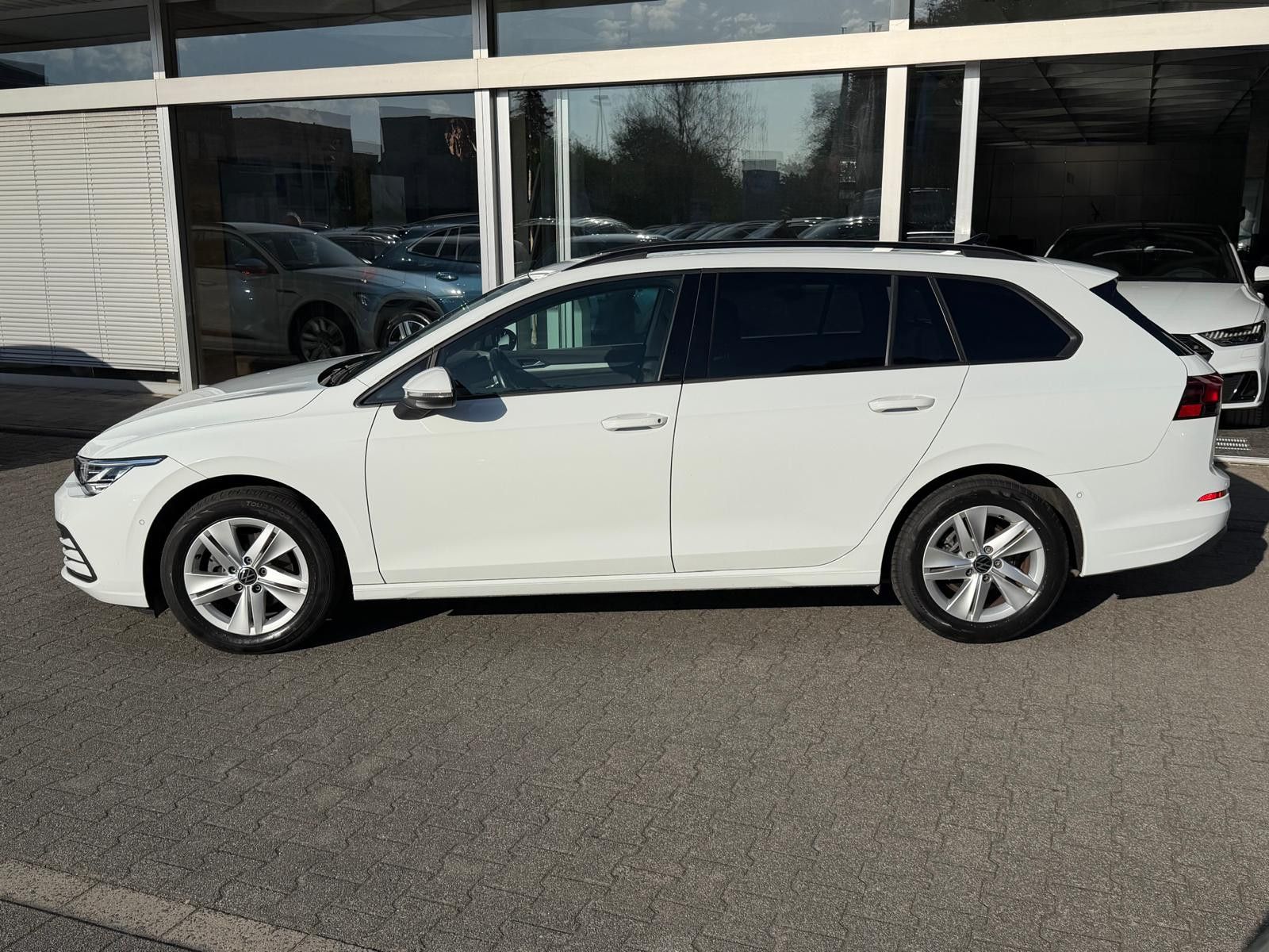 Fahrzeugabbildung Volkswagen Golf 1.0eTSI Life DSG VIRTU+LED+SHZ+NAVI+KAM+ACC