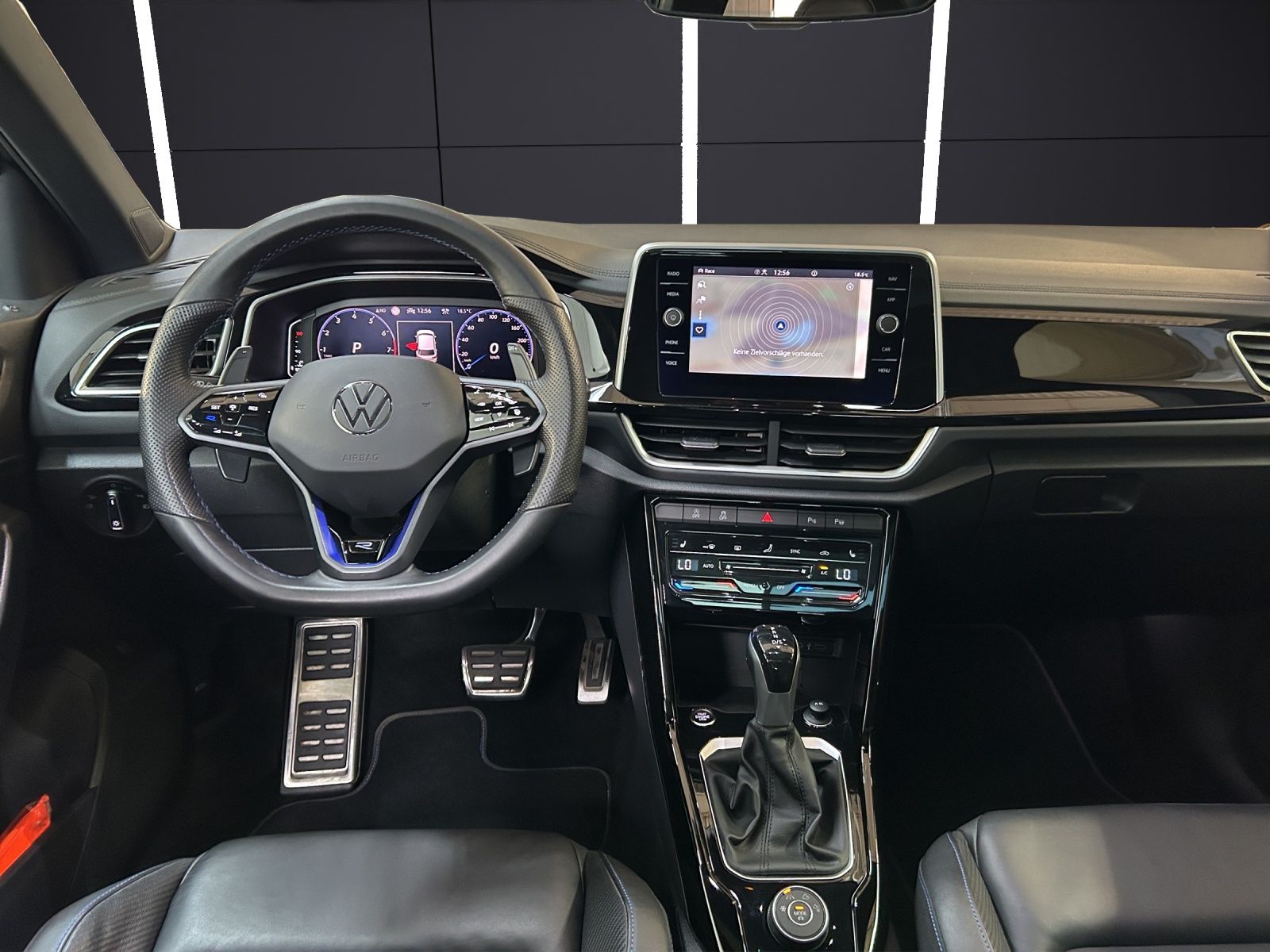 Fahrzeugabbildung Volkswagen T-Roc R 4M DSG  IQ.Light ACC AHK PANO SHZ RearVi