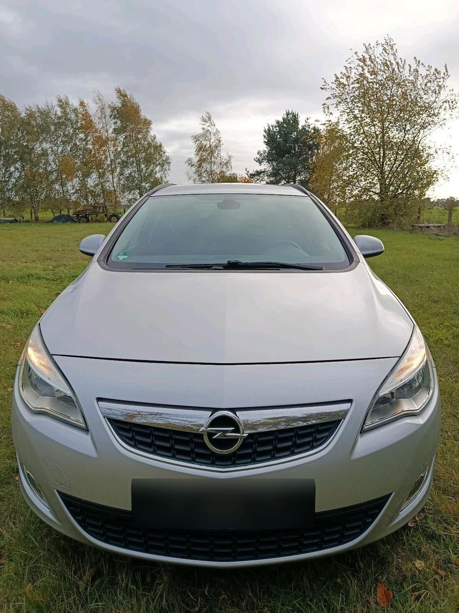 Opel Astra 2012 — rear view