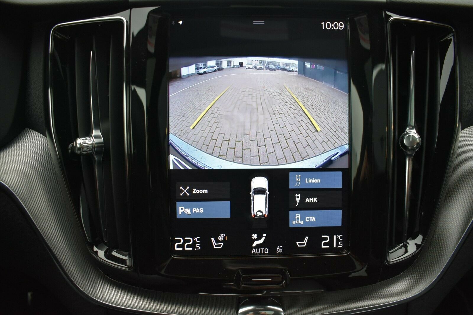 Fahrzeugabbildung Volvo XC60 T8 Twin Eng* R-Design Luft*ACC*AHK*AWD*STHZ