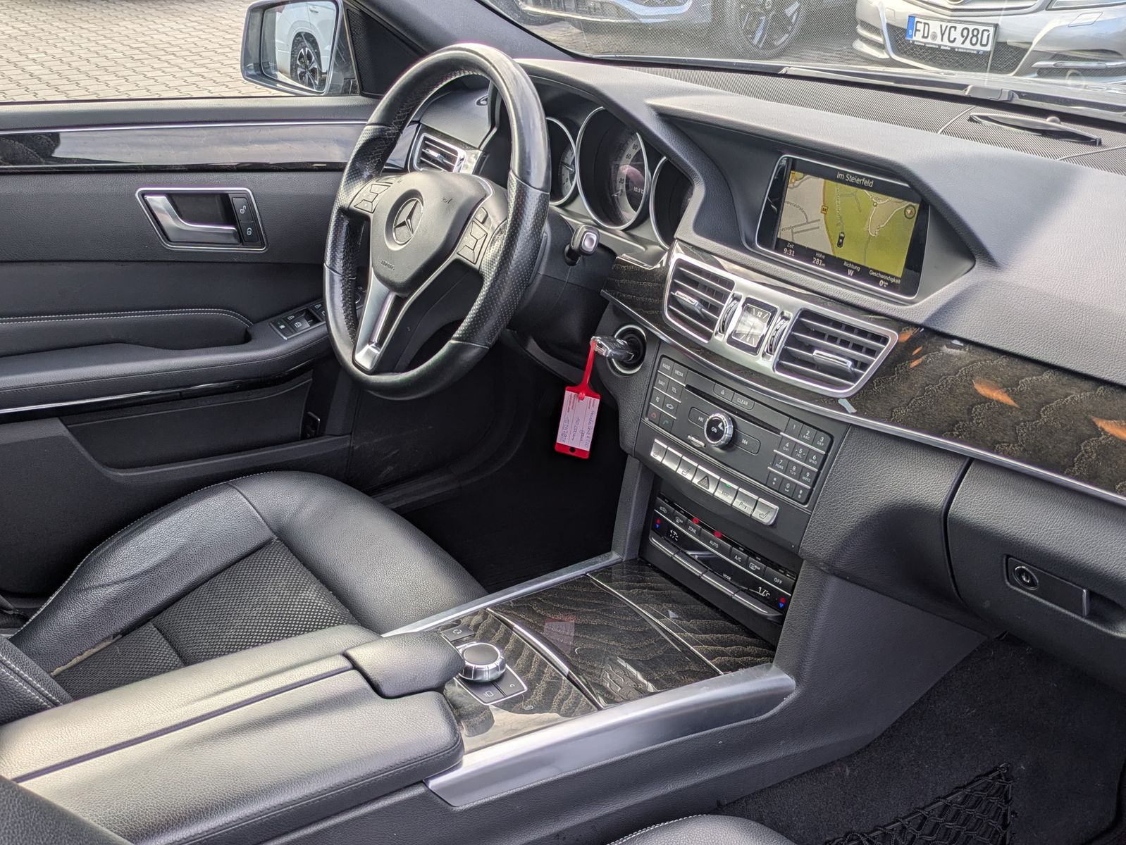 Fahrzeugabbildung Mercedes-Benz E 220 Avantgarde LED*AHK*KAMERA*TEMP*NAVI*SHZ