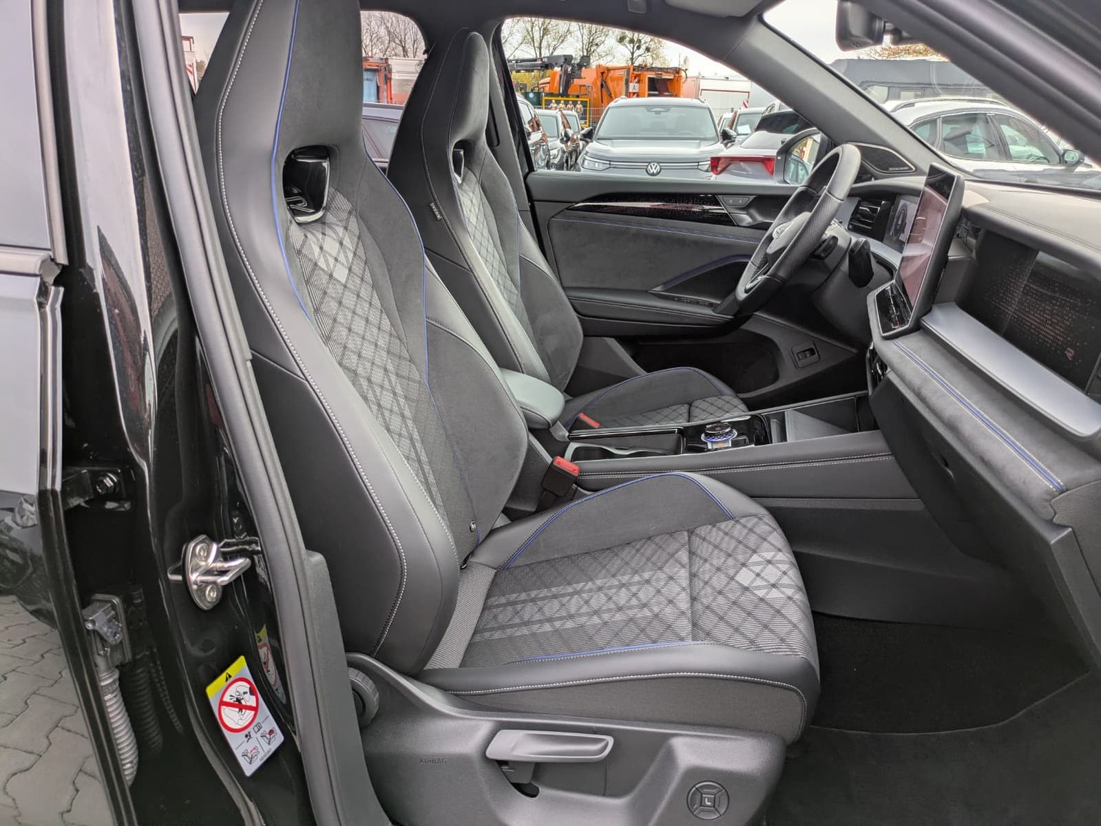 Fahrzeugabbildung Volkswagen Tayron 2.0 TDI 4M R-Line 7Si*MATRIX*AHK*PANO*HUD