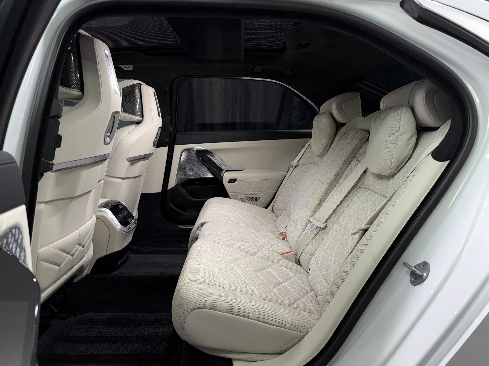 Fahrzeugabbildung BMW M760 e xDrive M-SPORT|TV|B&W|SKY-LOUNGE|MEGAVOLL
