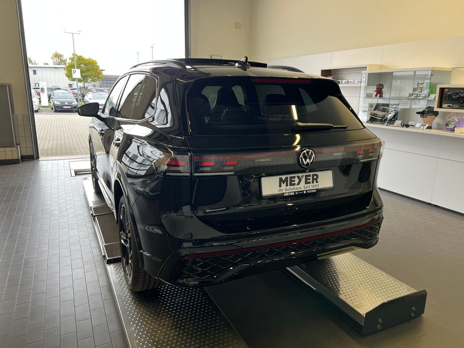 Fahrzeugabbildung Volkswagen Tiguan R-Line 1.5 eHybrid DSG *AHK, Harman & Kar