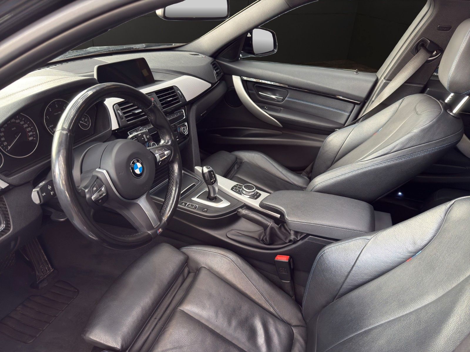 Fahrzeugabbildung BMW 318d MSport*Pano*LED*RFK*Bhz-Lenkrad*Head-Up*