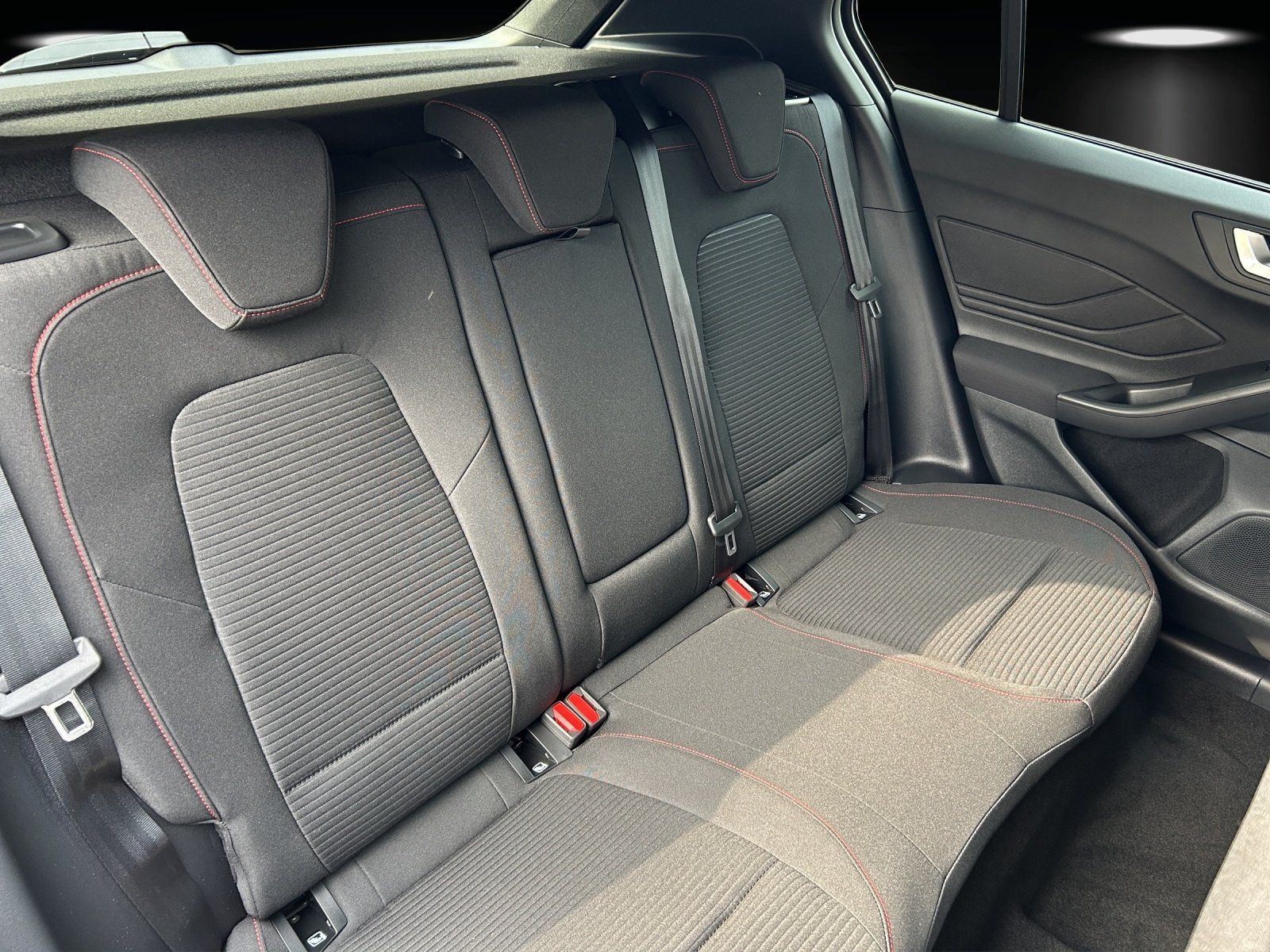 Fahrzeugabbildung Ford Focus ST-Line X Winter Pak. B+O HUD 18 Zoll PDC