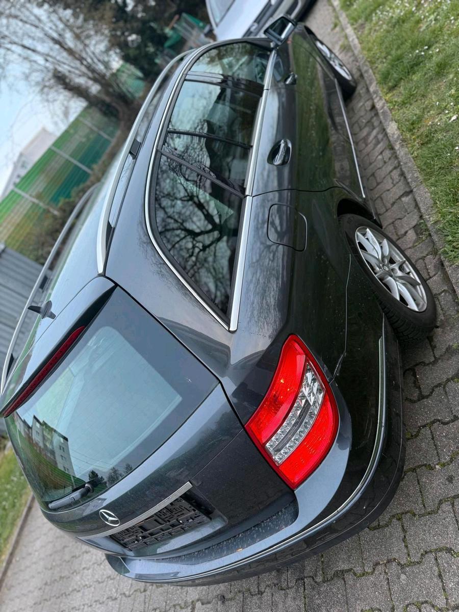 Mercedes-Benz C180 2010 — салон