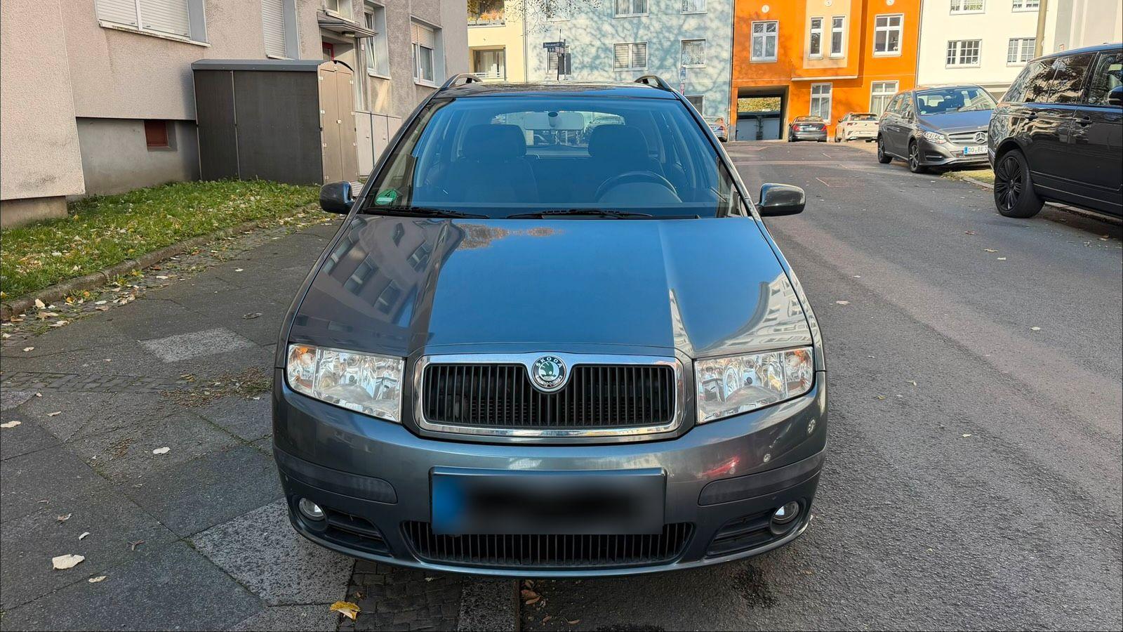 Skoda Fabia 2006 — rear view